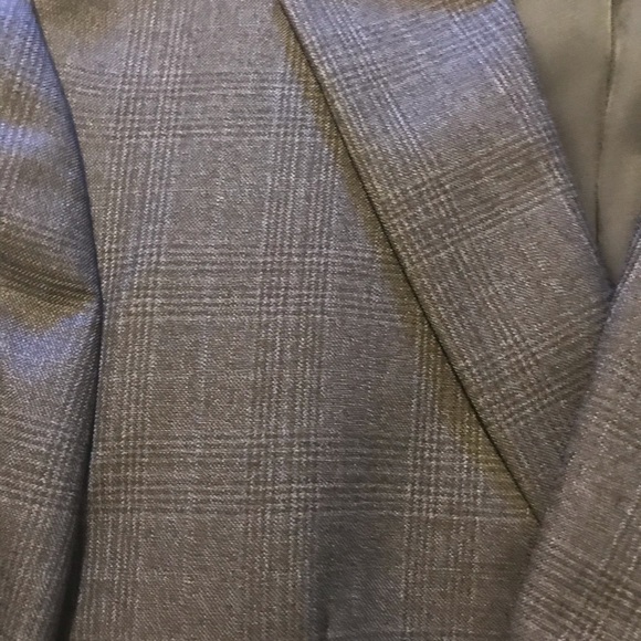 44 regular navy plaid sports coat. - Picture 2 of 8